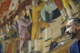 Le conseiller d'Etat valaisan Frédéric Favre a dit accepter jeudi un postulat urgent demandant la suppression immédiate des étiquettes autocollantes qui doivent être apposées par les citoyennes et citoyens lors d'un vote. Le texte a été transmis au gouvernement pour exécution (archives). KEYSTONE/VALENTIN FLAURAUD